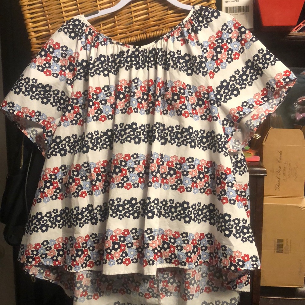 Super cute top long in back
